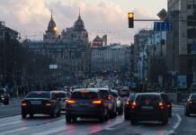 Авто «просится» в вашу полосу: должны ли вы его пропустить