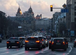 Авто «просится» в вашу полосу: должны ли вы его пропустить