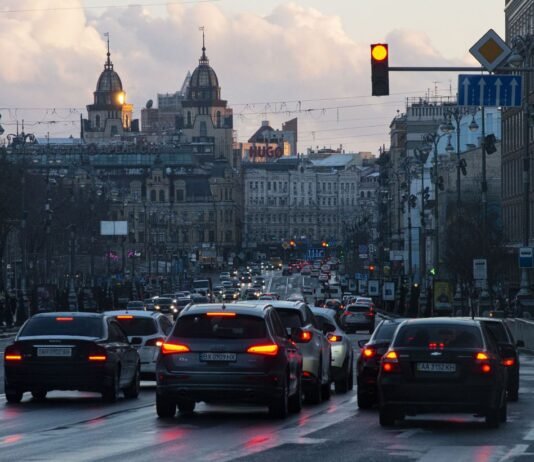 Авто «просится» в вашу полосу: должны ли вы его пропустить