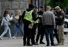 В Тернополе группа людей напала на автомобиль ТЦК: пострадали военные