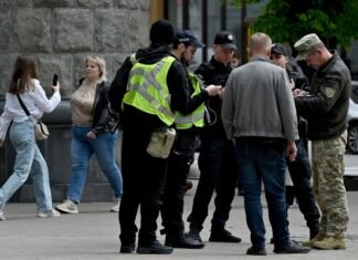 В Тернополе группа людей напала на автомобиль ТЦК: пострадали военные