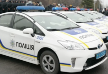 В Одесской области мужчина достал нож и повредил полицейскую машину: чем все закончилось