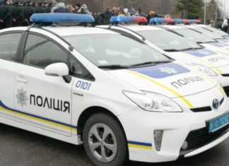 В Одесской области мужчина достал нож и повредил полицейскую машину: чем все закончилось