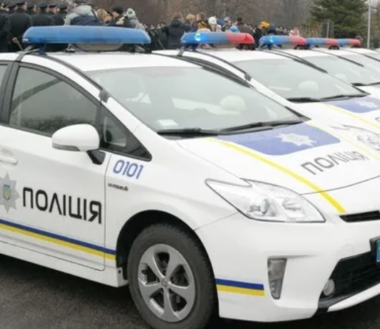 В Одесской области мужчина достал нож и повредил полицейскую машину: чем все закончилось