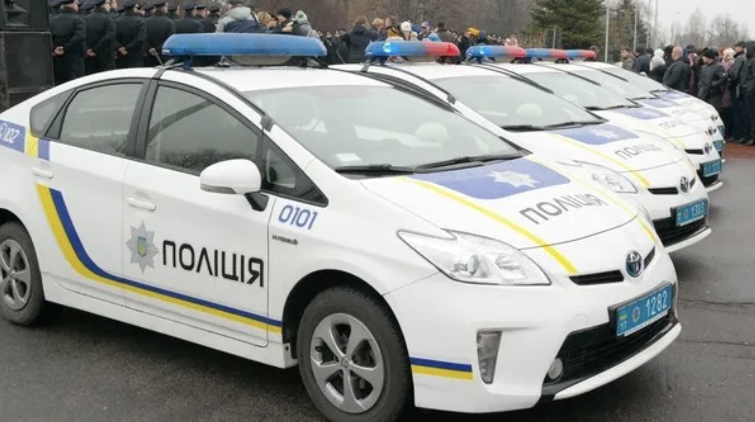 В Одесской области мужчина достал нож и повредил полицейскую машину: чем все закончилось