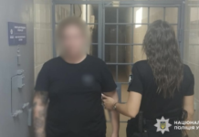 Бросила три боевых гранаты со второго этажа: в Одесской области задержали военнослужащую