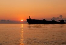 В Черном море атаковали судно Греции с российской нефтью, — Bloomberg
