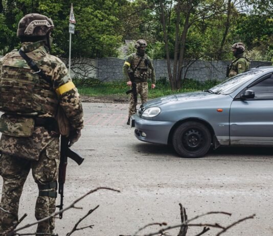 Транспорт ловят на слух. РФ применяет новую тактику с дронами на фронте (видео)