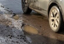 Влетели в яму и повредили авто: как добиться компенсации за ремонт