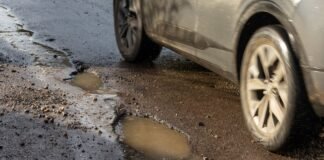 Влетели в яму и повредили авто: как добиться компенсации за ремонт