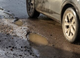 Влетели в яму и повредили авто: как добиться компенсации за ремонт