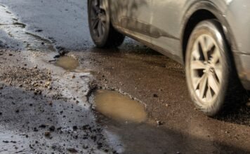 Влетели в яму и повредили авто: как добиться компенсации за ремонт
