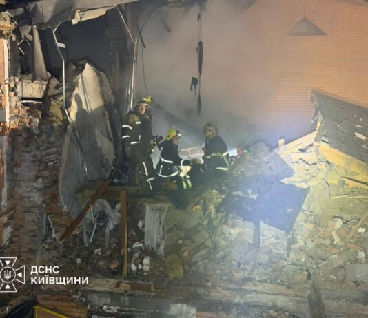 Дрон РФ ударил по Вишневому в Киевской области: разрушены таунхаусы (фото)