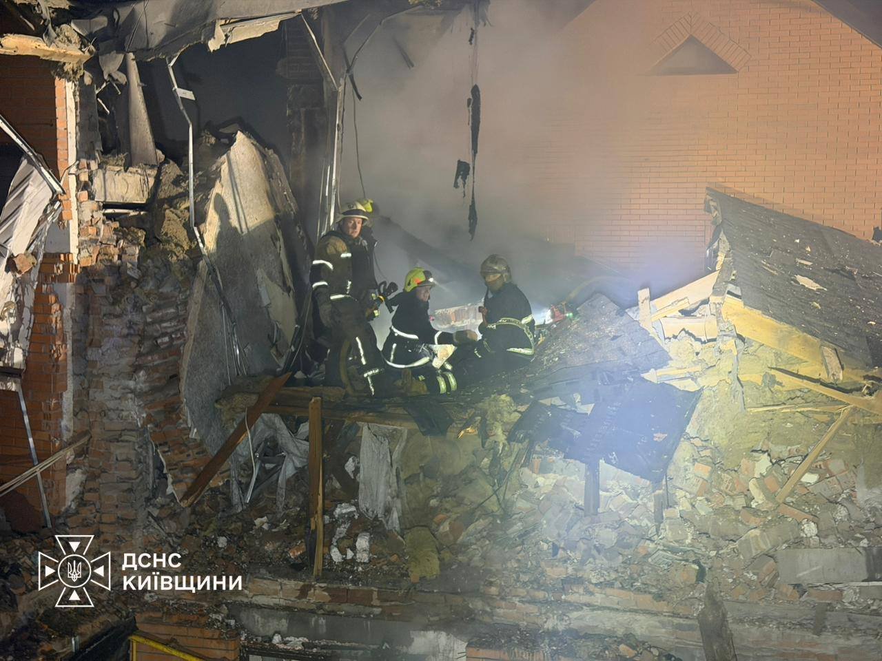 Дрон РФ ударил по Вишневому в Киевской области: разрушены таунхаусы (фото)