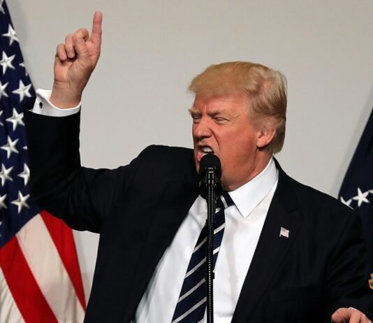 «У вас низкий IQ»: Трамп оскорбил журналистку за вопрос о санкциях против РФ (видео)