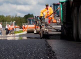 Новые тротуары, люки и водоотводы: в Одессе ремонтируют проезд возле жилых домов