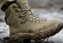 До 44 часов в воде, а также испытание на прокол — какую проверку на прочность проходят ботинки для ВСУ