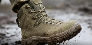 До 44 часов в воде, а также испытание на прокол — какую проверку на прочность проходят ботинки для ВСУ