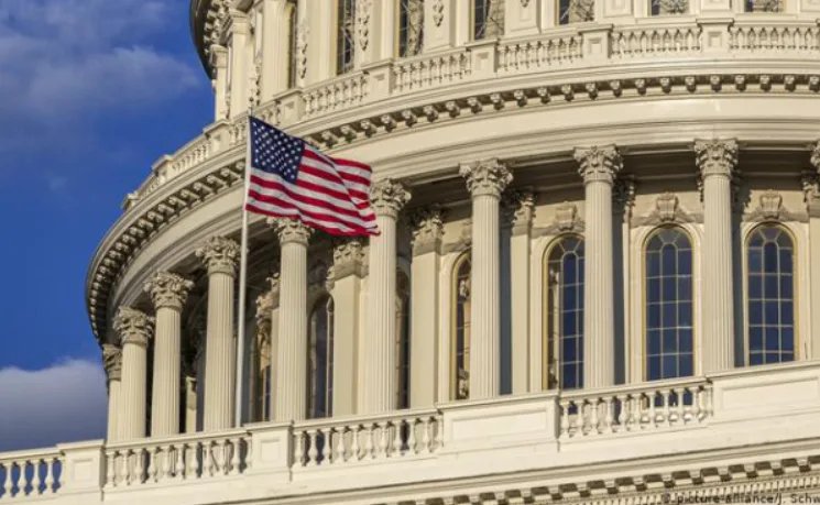Дефицит бюджета США приблизился к $2 трлн из-за стремительного роста государственных расходов