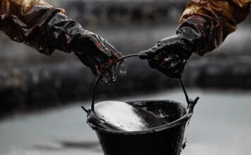 Нефть Brent подешевела после пятимесячного максимума — что этому способствовало