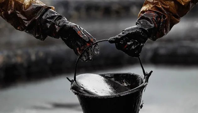 Нефть Brent подешевела после пятимесячного максимума — что этому способствовало