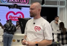 Жил в витрине магазина месяц: одесский предприниматель собрал 3 млн грн на аппарат ЭКМО
