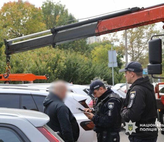 В Одессе наказали водителей за незаконную парковку: два автомобиля забрал эвакуатор
