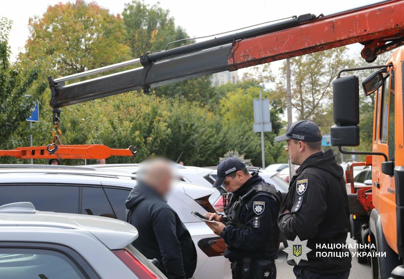 В Одессе наказали водителей за незаконную парковку: два автомобиля забрал эвакуатор