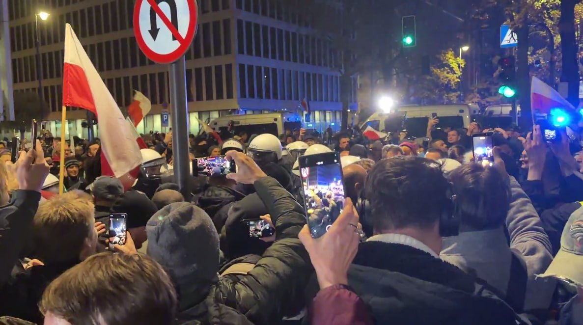 В Варшаве вспыхнули массовые протесты с участием силовиков: сообщается о попытке государственного переворота (видео)