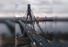 Атака возле Северного моста в Киеве: дрон РФ ударил по Оболони, перекрыли движение, работают службы