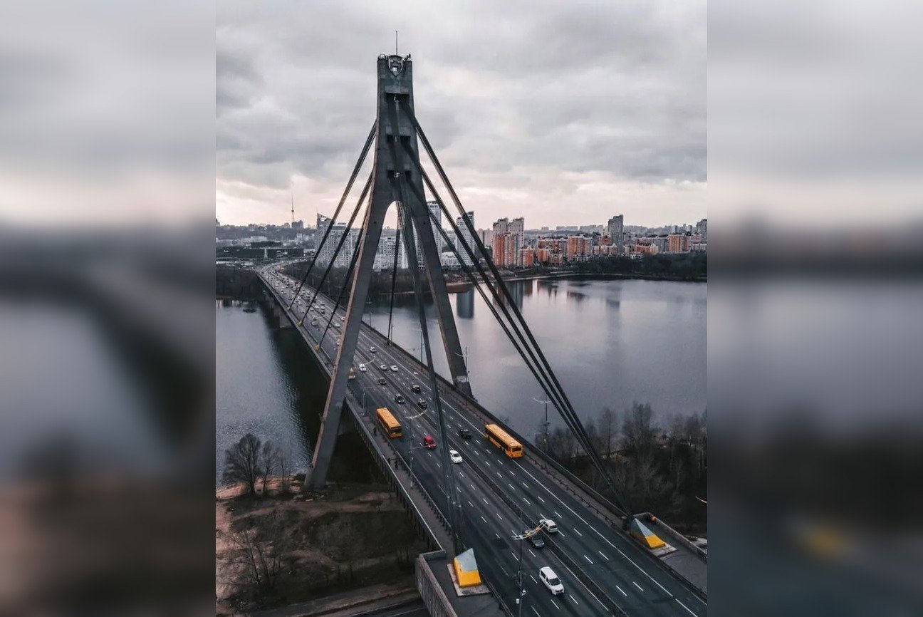 Атака возле Северного моста в Киеве: дрон РФ ударил по Оболони, перекрыли движение, работают службы