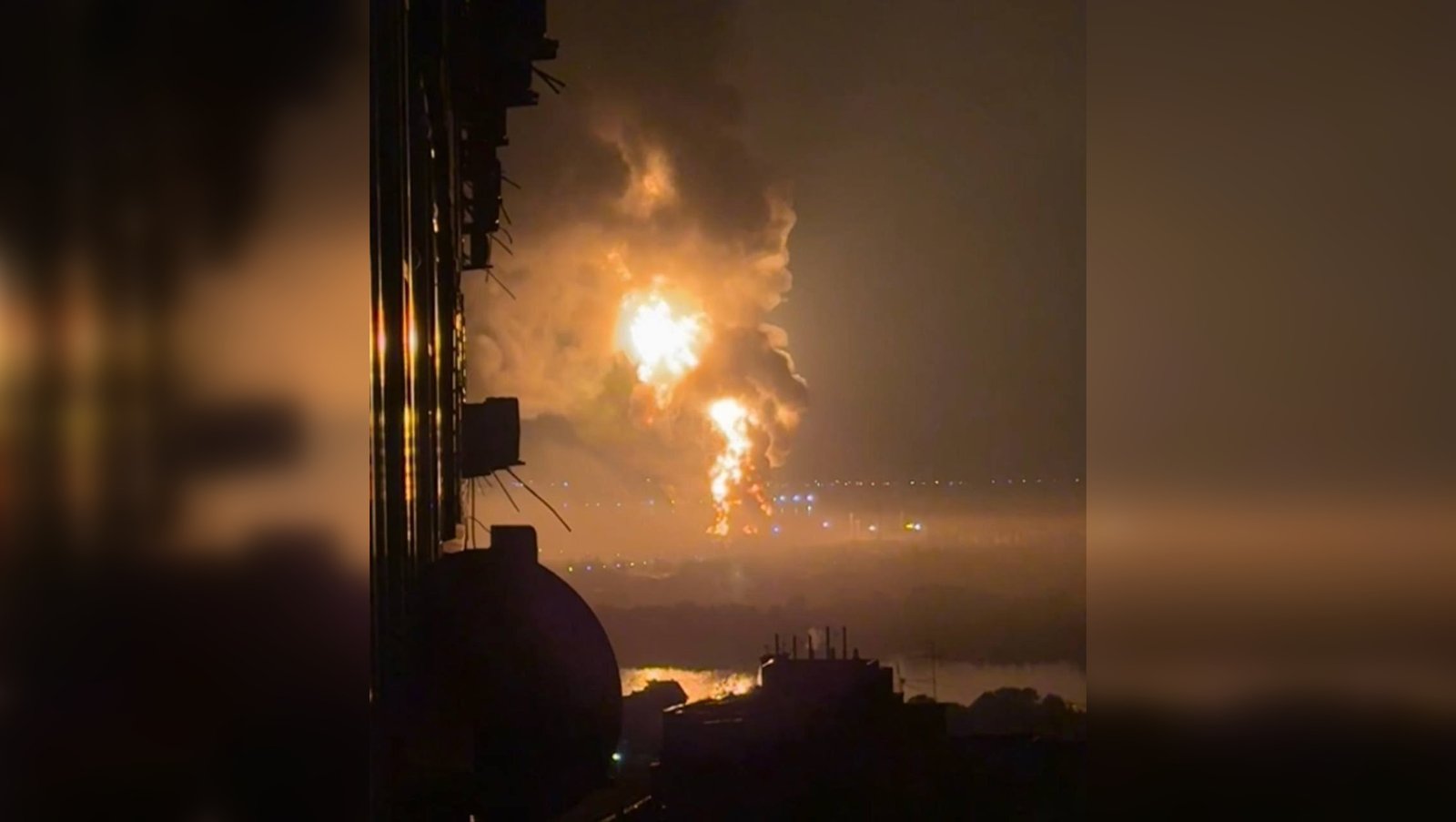 «Столб огня высотой в десятки метров»: в Ростове взорвался еще один резервуар нефтетопливного терминала (видео)