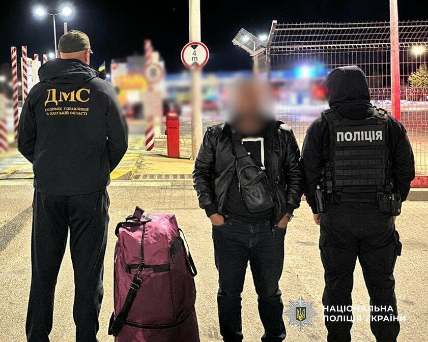 Миграционные проверки в Одесской области: одного мужчину депортировали, другого оставили под наблюдением