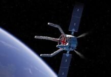Опасный мусор имеет скорость 32 000 км/ч: в космосе появится первый в мире робот-уборщик (фото)