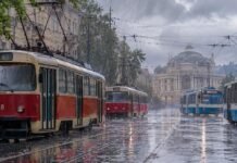 Трамваи стали, троллейбусы изменили направления: что происходит с электротранспортом в Одессе из-за дождя