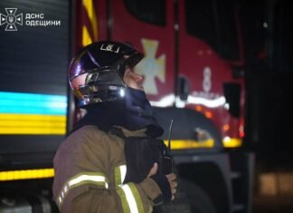 Огонь охватил многоэтажку в Одессе: среди пострадавших есть ребенок