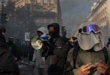 Протесты во Франции: Лувр заблокирован, власти готовят комендантский час