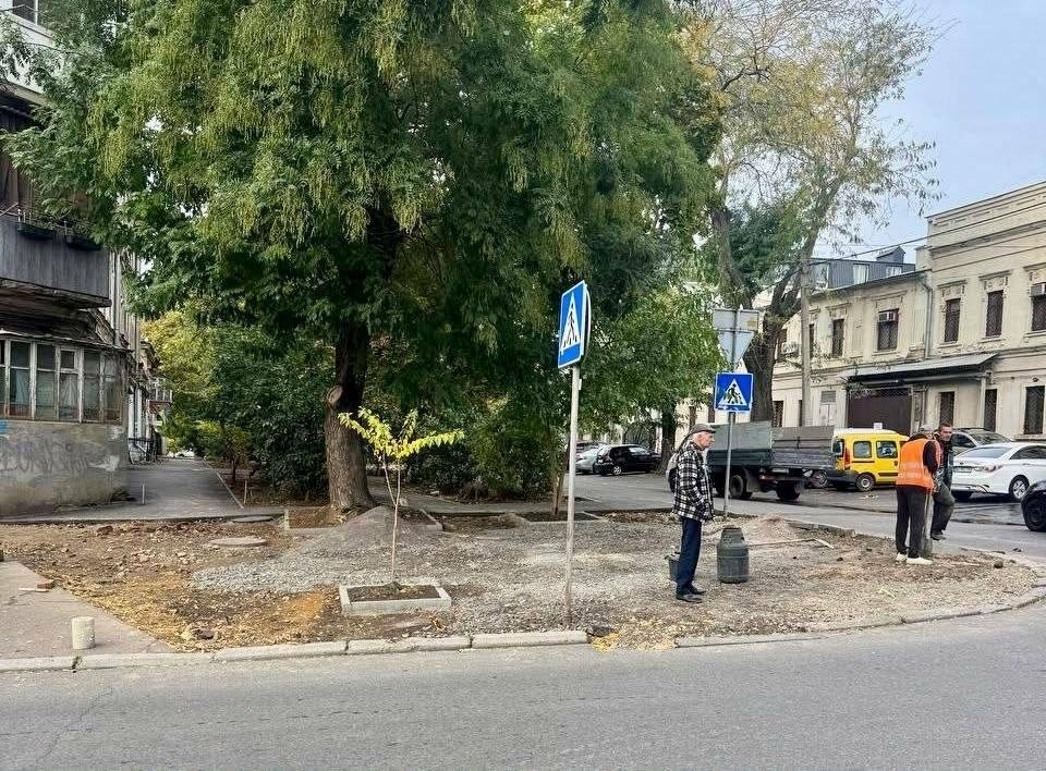 В Приморском районе Одессы обновляют тротуар: какие работы проводят на улице Ризовской