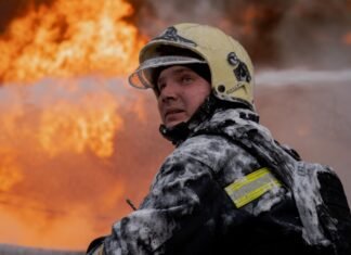 Россияне ударили по ТЦ в Харькове, ранены спасатели