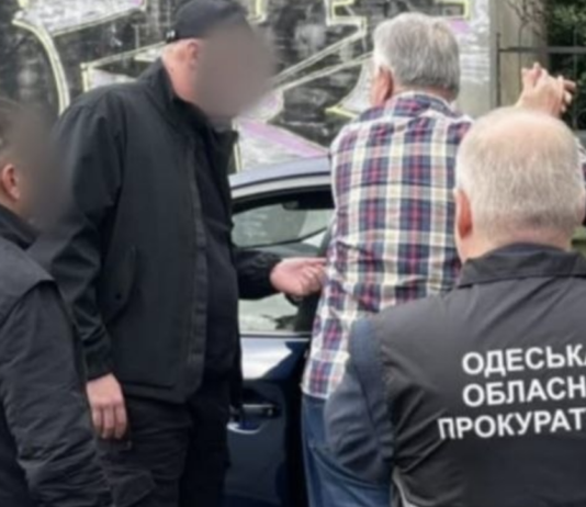 Прикрывался связями среди военных: в Одесской области адвоката подозревают в получении взятки