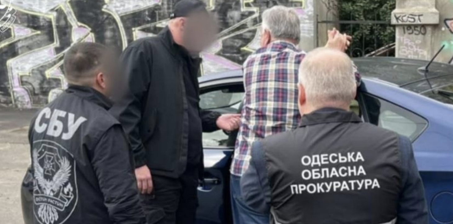 Прикрывался связями среди военных: в Одесской области адвоката подозревают в получении взятки
