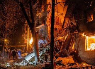 В Харькове из-за ударов РФ разрушен подъезд, горел банк и пострадали 11 человек (фото)