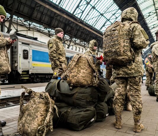Военное положение и мобилизацию в Украине снова продолжат: какая новая дата